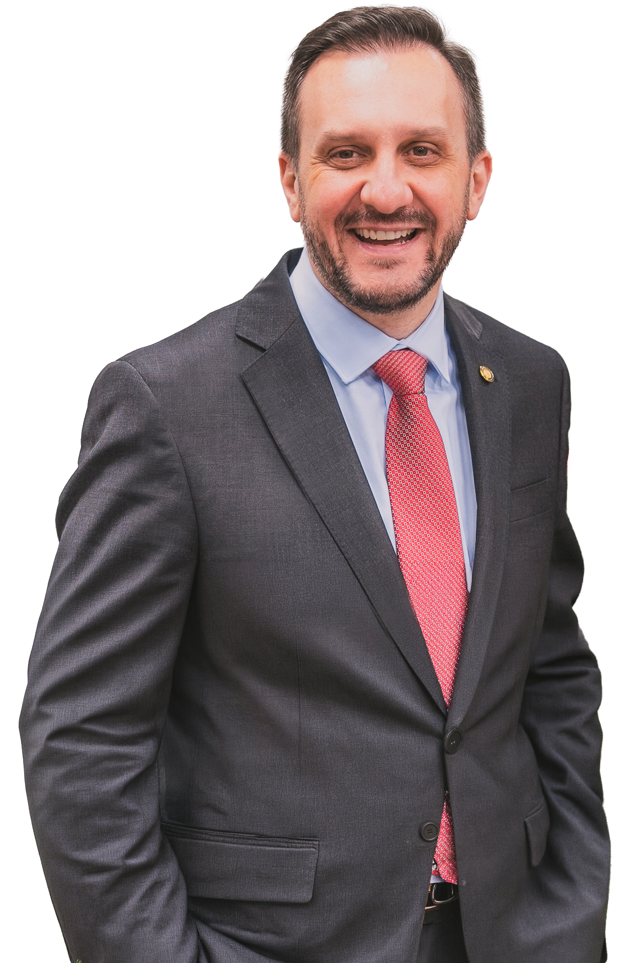 Deputado Pepê Collaço, de terno escuro e gravata vermelha, sorrindo